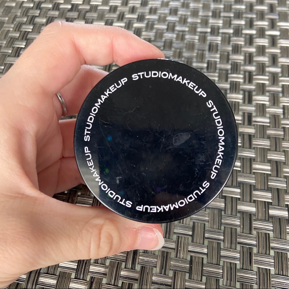 Studio Makeup HD finishing powder